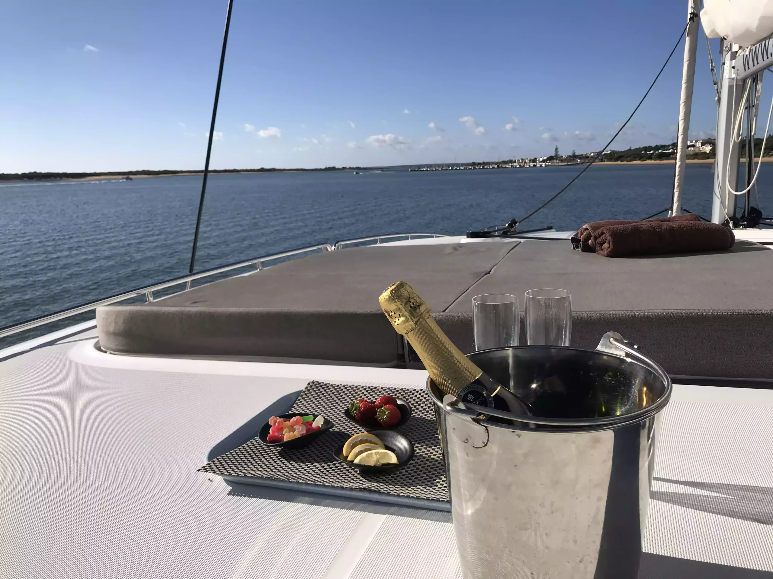 alquilar-catamaran-lagoon 450-champagne