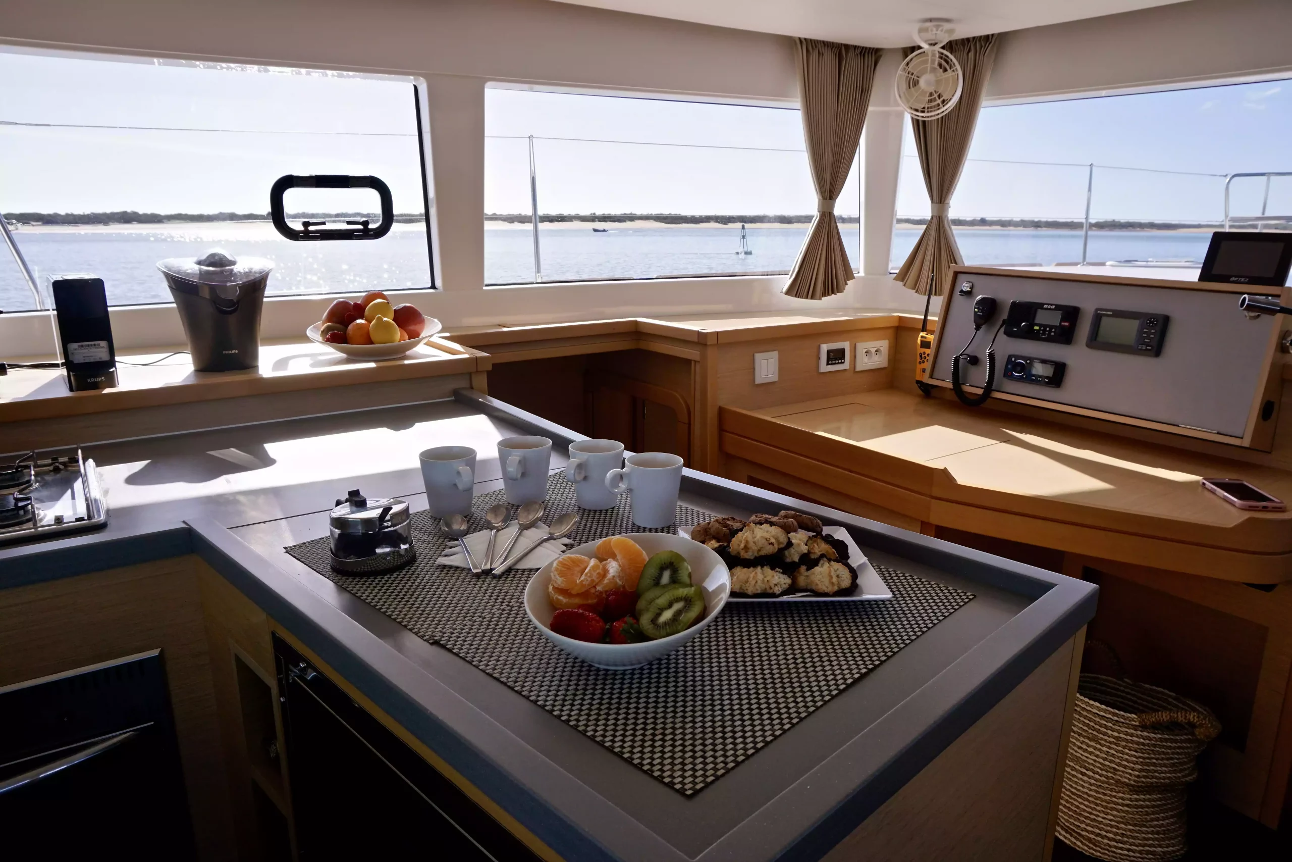 alquilar-catamaran-lagoon 450-cocina