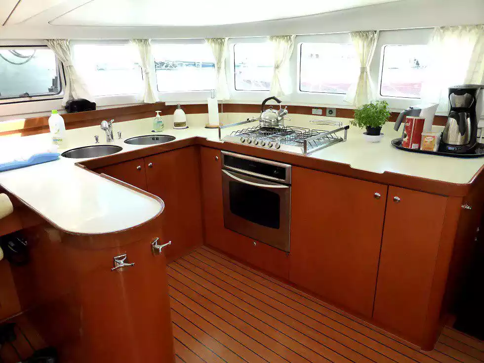 alquilar-catamaran-lagoon 570-cocina