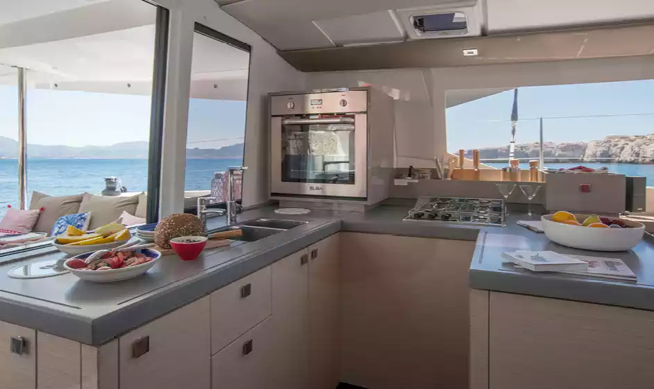 alquiler-catamaran-astrea 42 grace-cocina