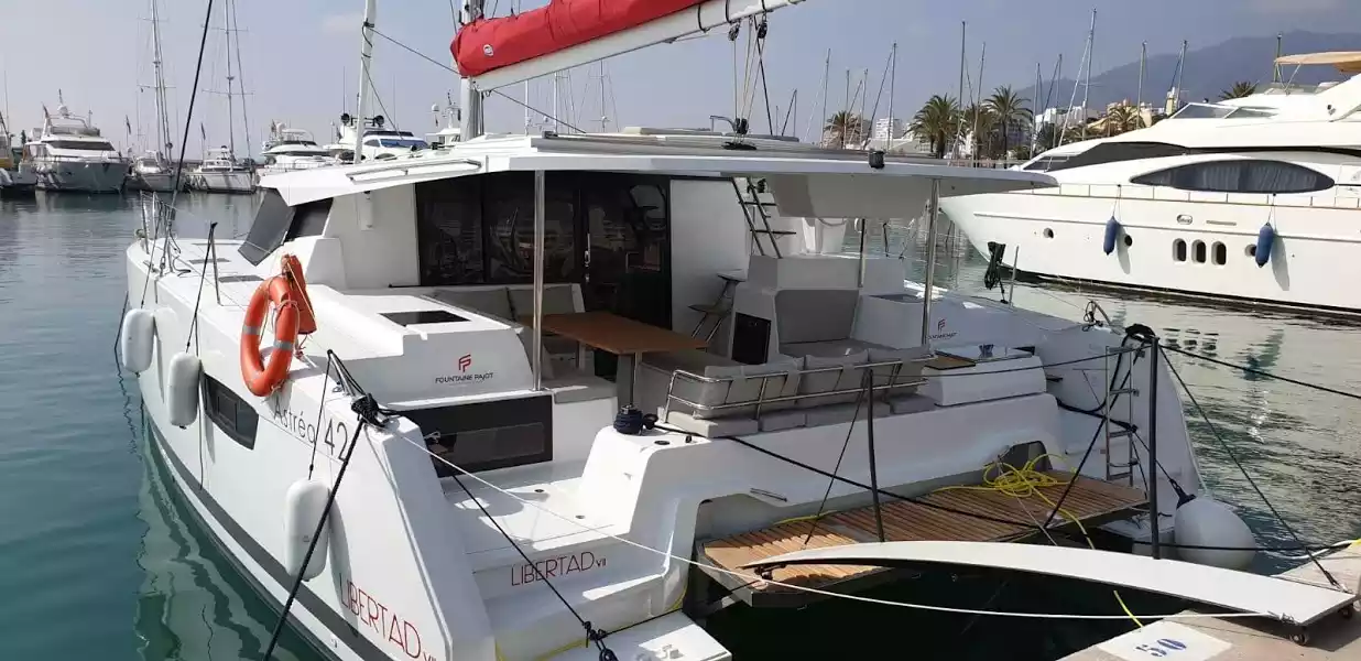 alquiler-catamaran-astrea 42 libertad-puerto