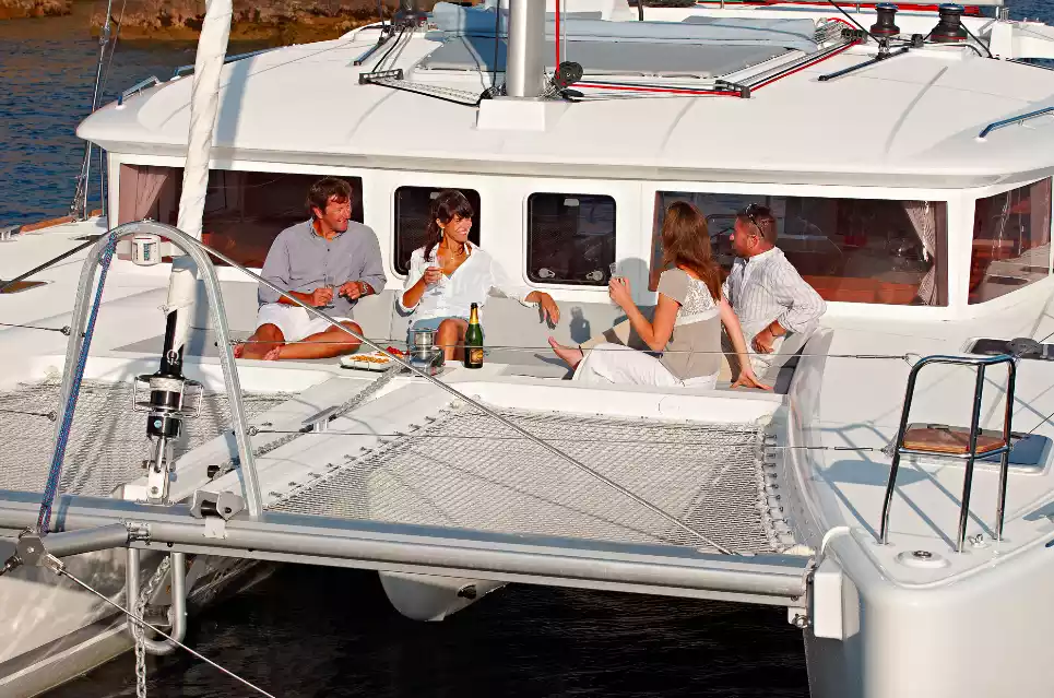alquiler-de-barcos-en-Ibiza-Lagoon450-divertido