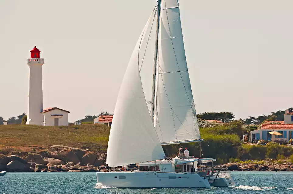 alquiler-de-barcos-en-Ibiza-Lagoon450-navegar-principal